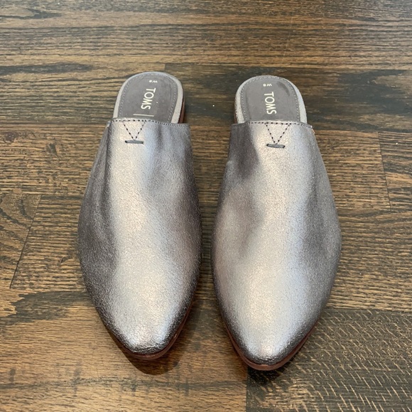 TOMS Silver Pewter Metallic Leather Mules Slip On Shoes - Picture 3 of 5